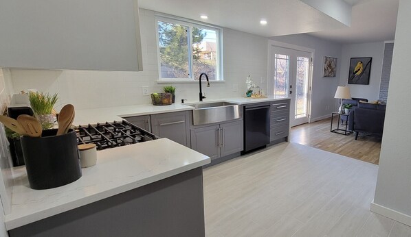 Frigorífic, microones, forn i placa de cuina