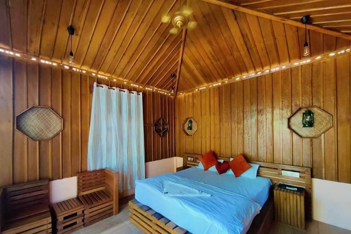 1 bedroom, desk