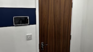 A door with a wooden panel and a digital lock. - London Road Studio Retreat in Leicester (Leicester)