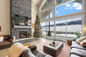 Smart TV, fireplace, video games, DVD player - -Lakehouse Trampoline-Hot Tub-Sauna-Climbing Wall (Donnelly)