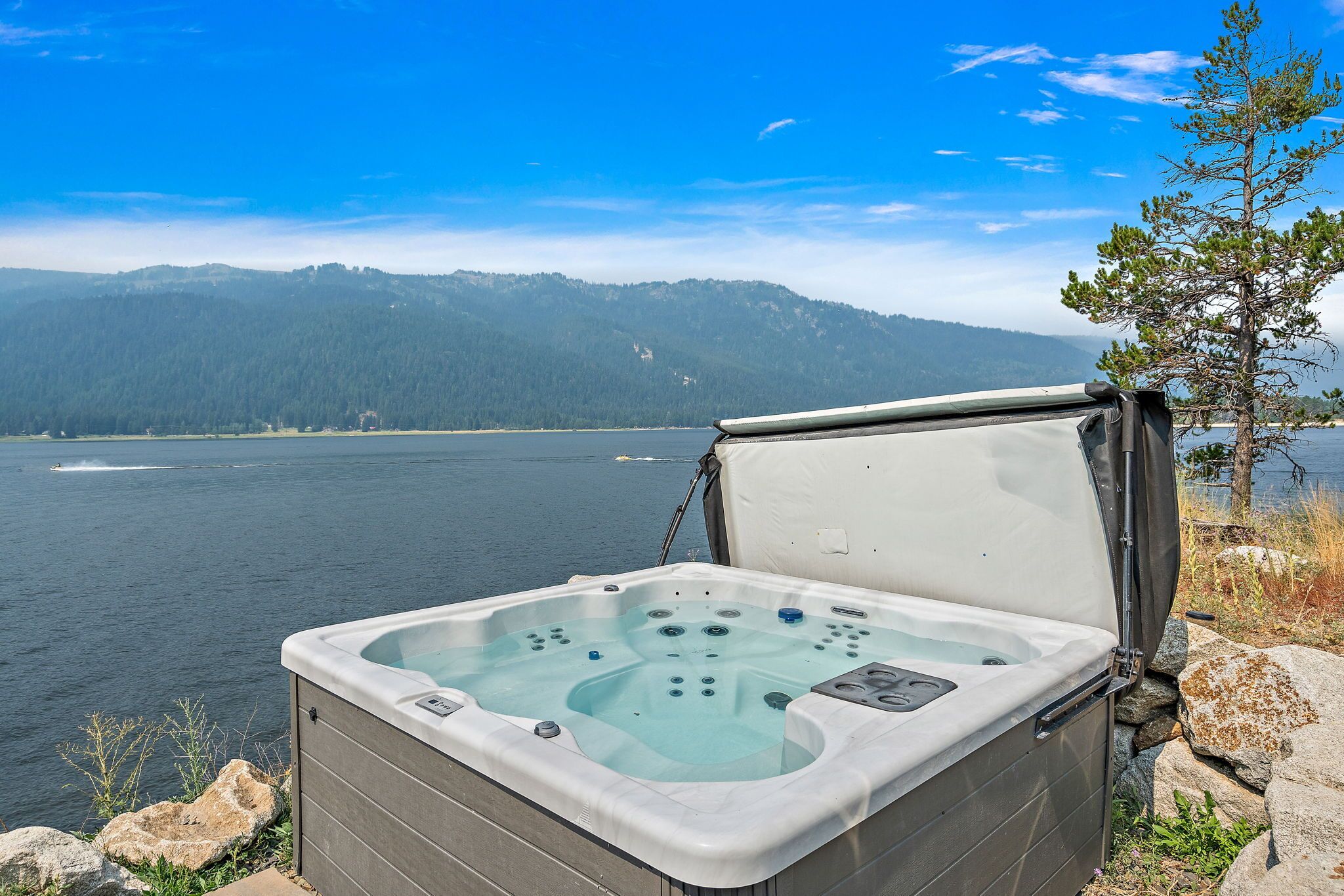 Bañera de hidromasaje al aire libre
