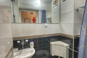 Studio | Bathroom | Shower, free toiletries, hair dryer, towels - Wanderlust Studio by Rosy in Sofia City Center (Sofia)