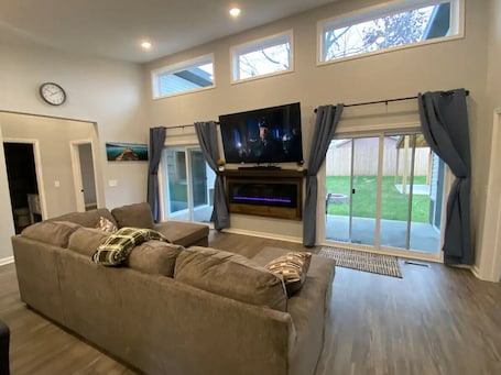 Smart TV, offices, printers. New modern ranch close to base