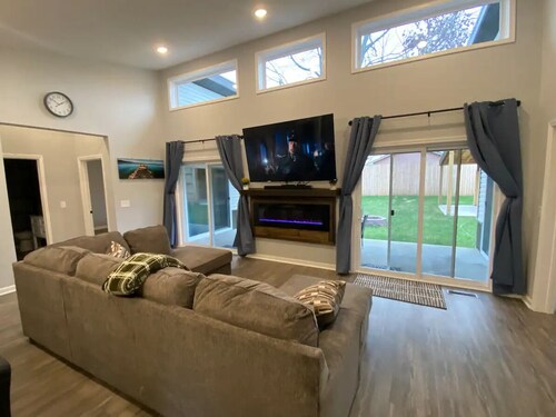 New modern ranch close to base