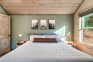 3 bedrooms, desk, iron/ironing board, travel crib - Outdoor Cinema, Fire pit, Hot tub, Game room, Movie Theater, Pet friendly (Sevierville)