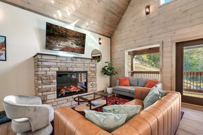 Smart TV, lareira, pebolim, livros