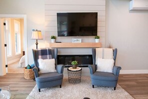 Smart TV, fireplace