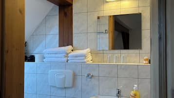 Dusche, Haartrockner, Handtücher, Seife