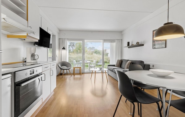 Fridge, stovetop, coffee/tea maker, cookware/dishes/utensils - Nice apartment in Dueodde (Nexø)
