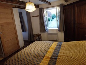 2 bedrooms, bed sheets - Village cottage with shops ideal for vacations or business stays (Dampierre-sur-Linotte)