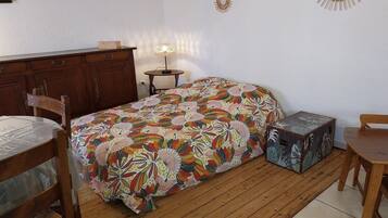 2 bedrooms, bed sheets