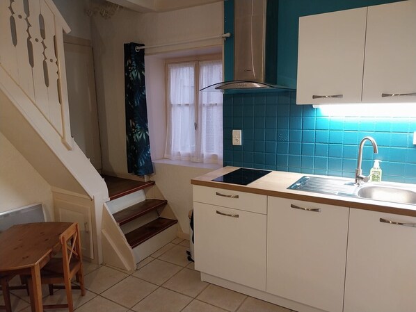Private kitchen - Village cottage with shops ideal for vacations or business stays (Dampierre-sur-Linotte)