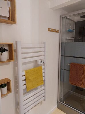 Shower, hair dryer, towels, soap - Village cottage with shops ideal for vacations or business stays (Dampierre-sur-Linotte)