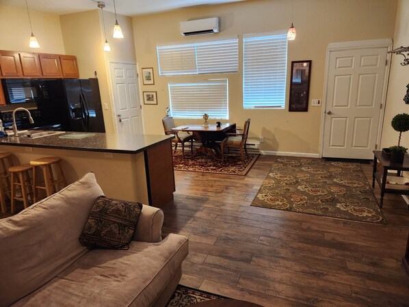 Living area - All you need to enjoy Colorado (Colorado Springs)