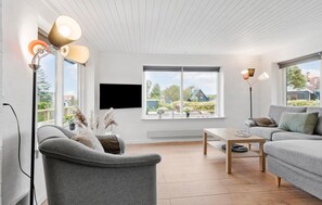 Una Smart TV, una chimenea