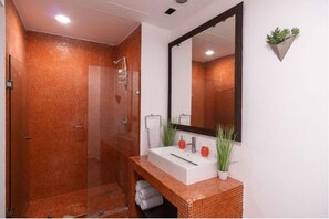 THE OPTIMISTIC ONE | Bathroom - Infinito by Zamá Homes (Playa del Carmen)