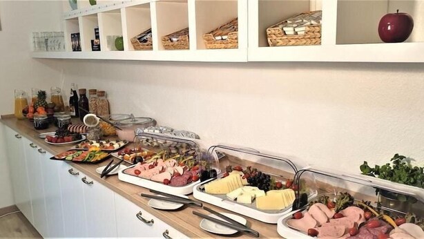 Un buffet con diverse pietanze e condimenti.