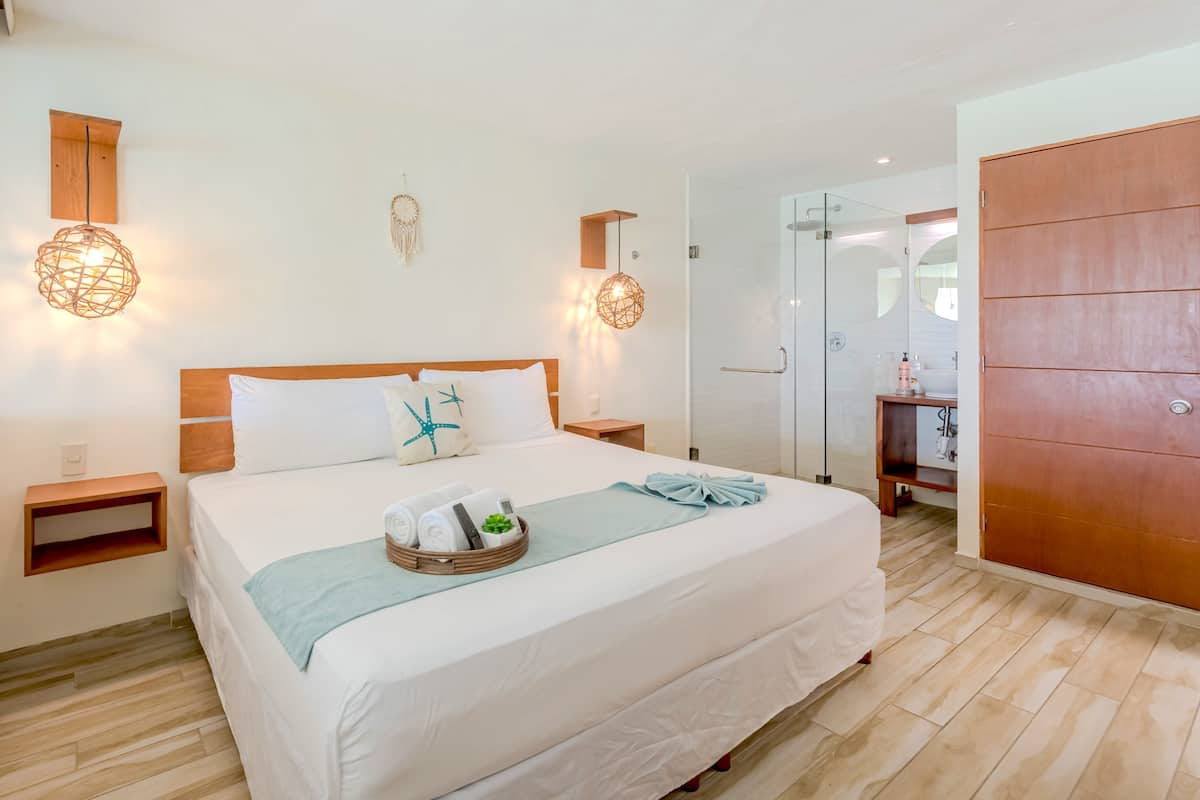 THE COCONUT ONE | 3 bedrooms, free WiFi, bed sheets