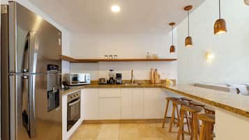 THE CARIBBEAN ONE | Private kitchen | Full-size fridge, blender, cookware/dishes/utensils, paper towels