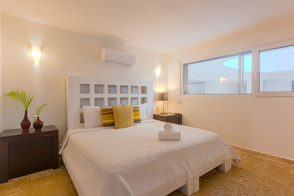 THE BEACH ONE | 3 bedrooms, free WiFi, bed sheets