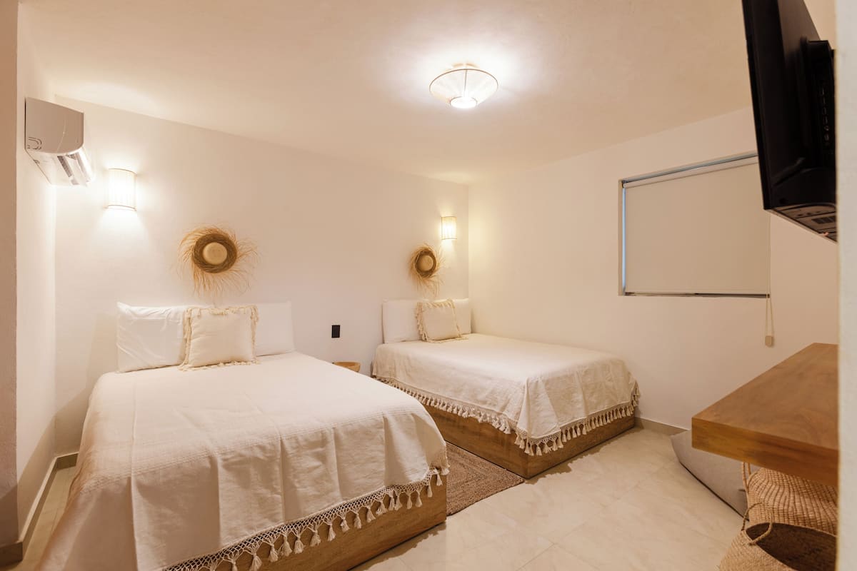 THE MEXI-TERRANEAN ONE | 3 bedrooms, free WiFi, bed sheets