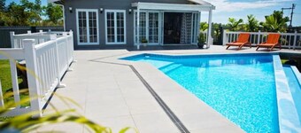 A charming 3 bdrm house with pool, AC and free parking near essential amenities