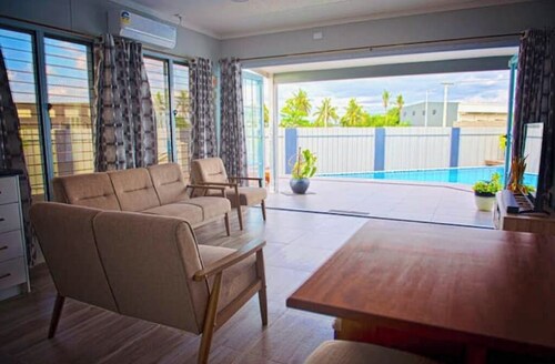 A charming 3 bdrm house with pool, AC and free parking near essential amenities