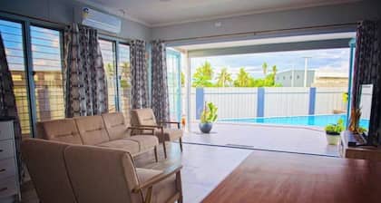 A charming 3 bdrm house with pool, AC and free parking near essential amenities