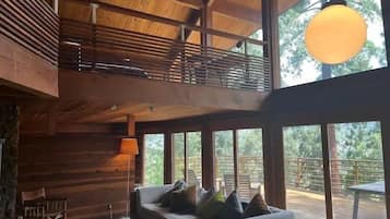 Chimenea, biblioteca musical y oficina