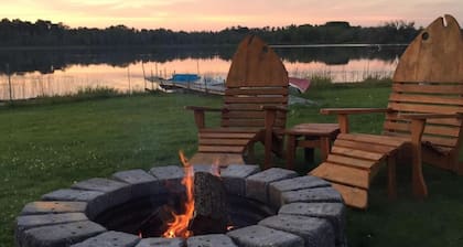 Cozy 2-bedroom cabin between Levering and Cheboygan on Lancaster Lake