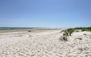 A sandy beach with dunes and sparse vegetation. - 1 bedroom amazing apartment in Nexø (Nexø)