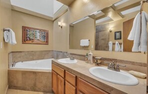 Dusche, Whirlpool, Haartrockner, Handtücher