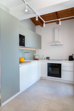 Kühlschrank, Mikrowelle, Ofen, Herdplatte