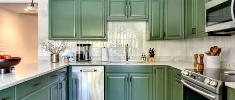 Refrigerador, microondas, horno y parrilla de estufa