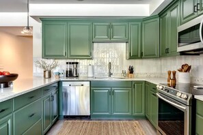 Fridge, microwave, oven, stovetop - Government Camp Condo: Ski-in/Ski-out, Mountain Views, Walk to Downtown (Government Camp)