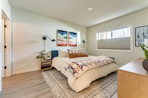 2 Schlafzimmer, Schreibtisch, Bügeleisen/Bügelbrett, Reisekinderbett