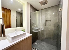 Shower, towels, soap, toilet paper - Live Cozumel surrounded by nature! (Cozumel)