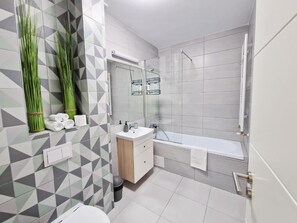 Chuveiro, secador de cabelo, toalhas de banho 