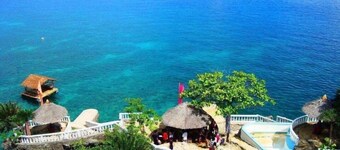 Luxury 4-bedroom house with WiFi, AC ,pool, KARAOKE,  in Camotes Island Cebu.  