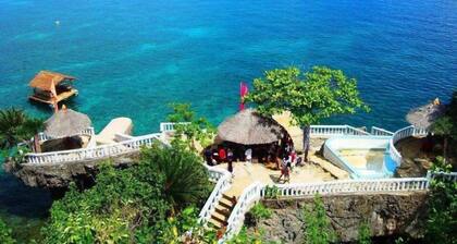 Luxury 4-bedroom house with WiFi, AC ,pool, KARAOKE, in Camotes Island Cebu.