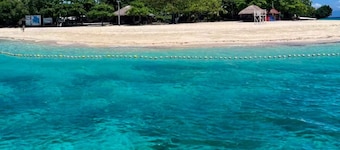 Luxury 4-bedroom house with WiFi, AC ,pool, KARAOKE, in Camotes Island Cebu.