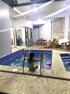 Alberca al aire libre y alberca climatizada