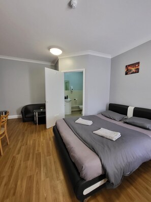 4 bedrooms, iron/ironing board, free WiFi, bed sheets - Silver Road Deluxe Retreat in Norwich (Norwich)