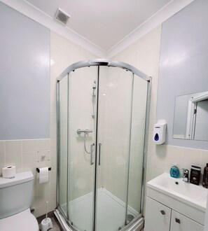 Huis | Badkamer | Een douche, handdoeken