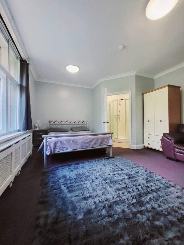 4 bedrooms, iron/ironing board, free WiFi, bed sheets