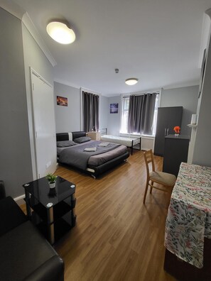 4 bedrooms, iron/ironing board, free WiFi, bed sheets - Silver Road Deluxe Retreat in Norwich (Norwich)