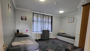 House | 4 bedrooms, iron/ironing board, free WiFi, bed sheets