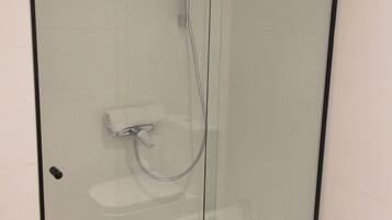 Douche, sèche-cheveux, bidet, serviettes fournies