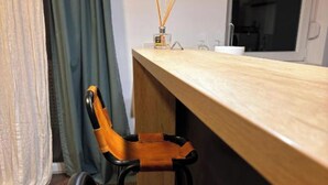 A room with a wooden desk and two leather chairs with black armrests. - Mirvana Apartments Metheor Executive Suite (Timișoara)