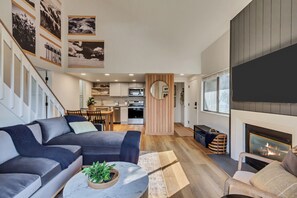 TV connectée, cheminée, livres